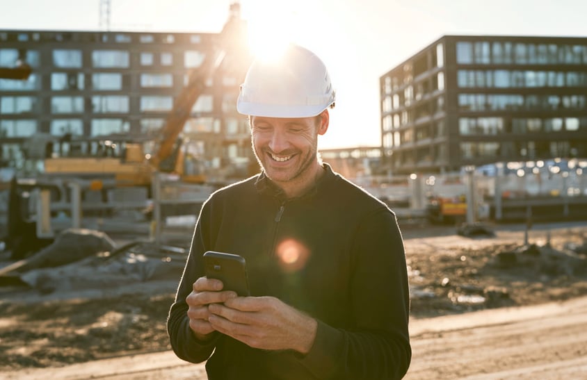 Blije man met mobiel 2-1