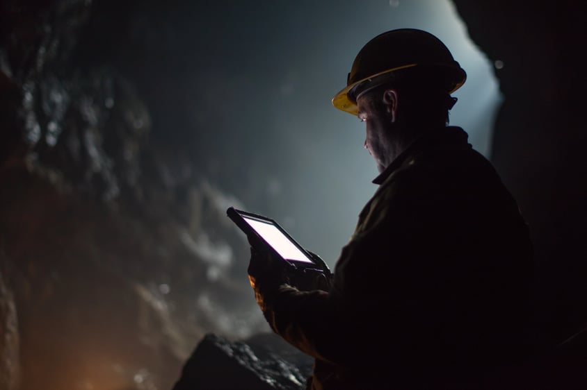 u6831186426_A_person_in_the_underground_is_using_an_iPad_to_c_7ed339ab-16c9-4e4f-8a60-bcaac61c475f_3